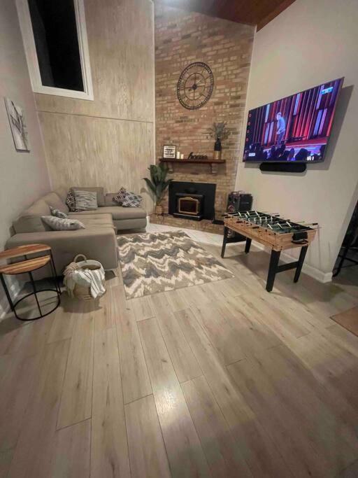 Modern Near W Hottub, Game Room, Fireplace *