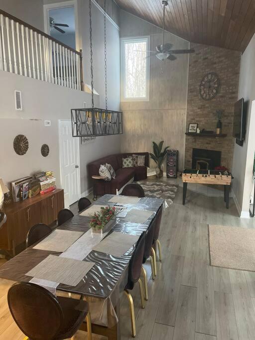 Modern Near W Hottub, Game Room, Fireplace